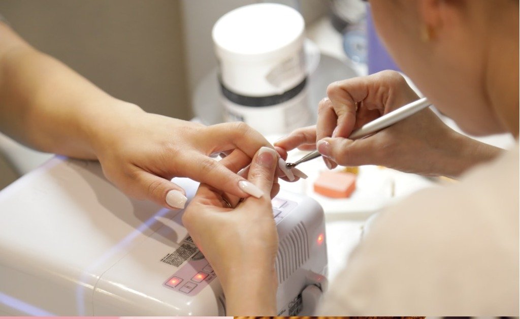 How Dip Powder Manicures Work